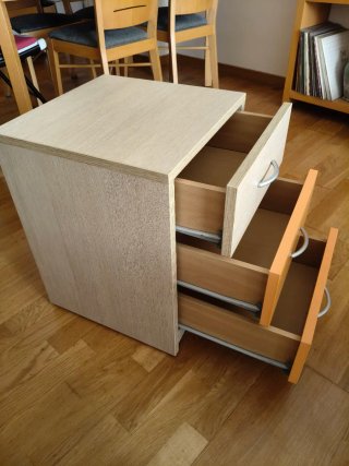 Mesita de noche cajonera roble claro y naranja