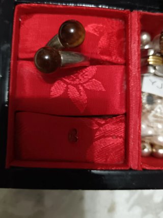 Anillo de plata con piedra marrón