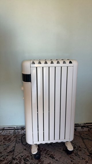 Radiador eléctrico blanco con ruedas