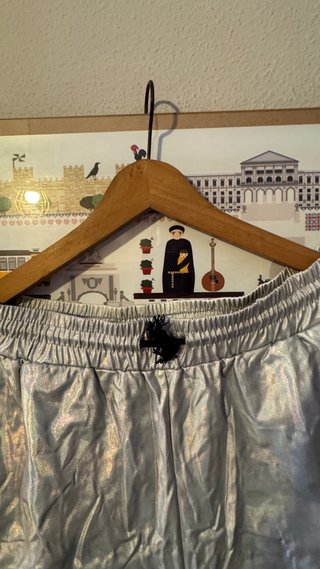 Bermudas plateadas brillantes hombre