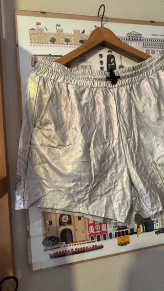 Bermudas plateadas brillantes hombre