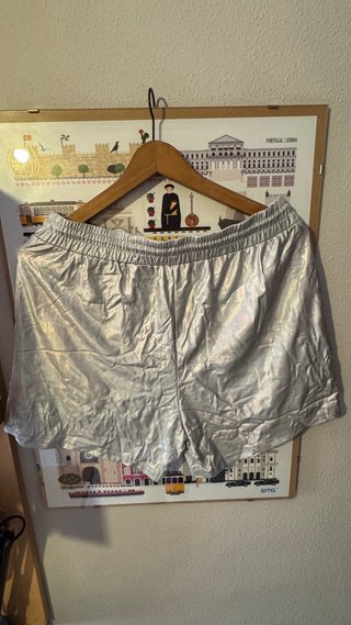 Bermudas plateadas brillantes hombre