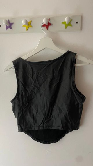 Top negro SHEIN efecto piel