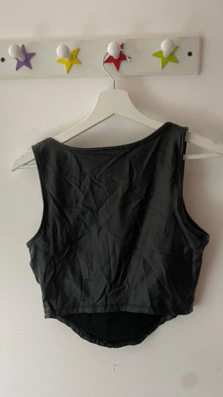 Top negro SHEIN efecto piel