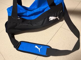 Bolsa deportiva Puma azul y negra