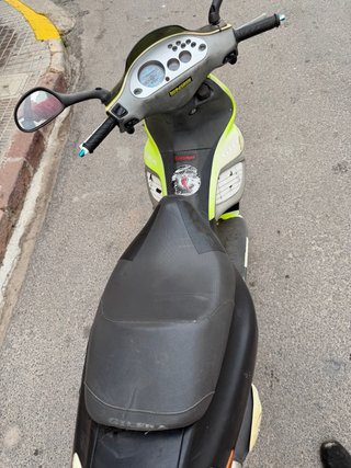 Gilera 49cc Scooter Negra y Amarilla