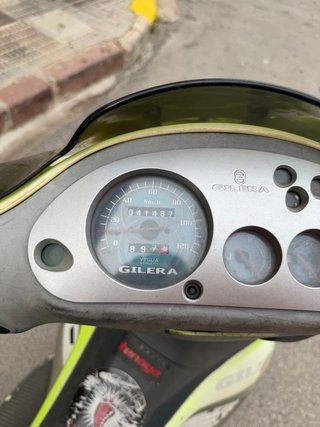 Gilera 49cc Scooter Negra y Amarilla