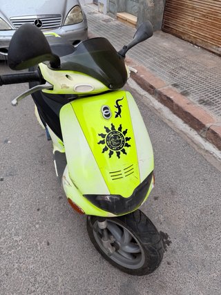 Gilera 49cc Scooter Negra y Amarilla
