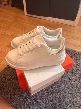 Zapatillas blancas con detalle plateado