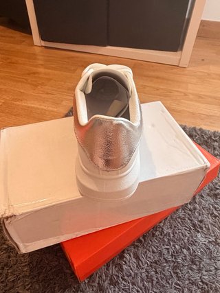 Zapatillas blancas con detalle plateado