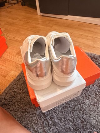 Zapatillas blancas con detalle plateado