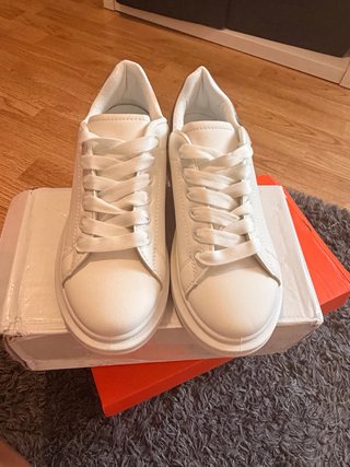 Zapatillas blancas con detalle plateado