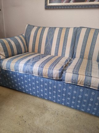 Sofá cama de tela beige y azul