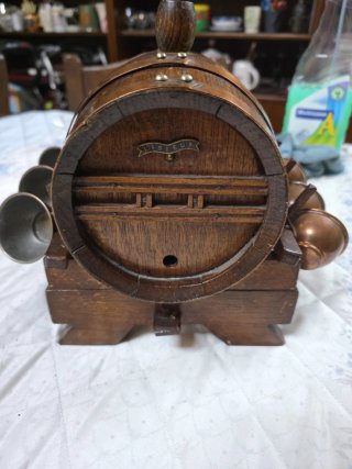 Barril madera con tazas cobre