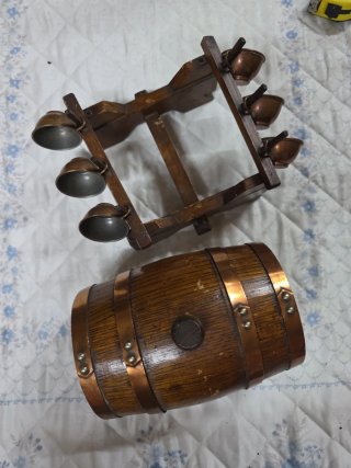 Barril madera con tazas cobre