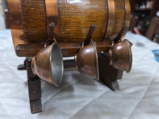Barril madera con tazas cobre