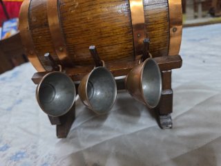 Barril madera con tazas cobre