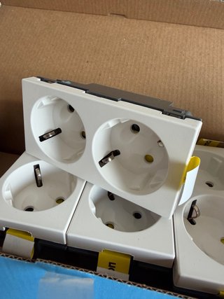 Simon 500 Cima Enchufes (Pack 10)