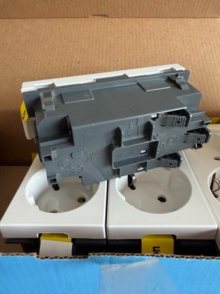 Simon 500 Cima Enchufes (Pack 10)