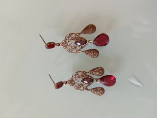 Pendientes bisutería dorados con piedras rojas