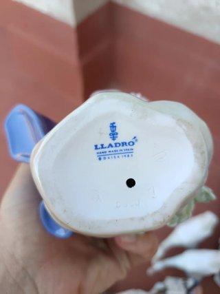 Figura Lladró. Niña Linda con capazo