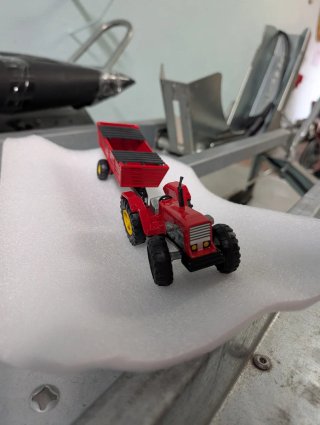 Tractor Rojo con Remolque