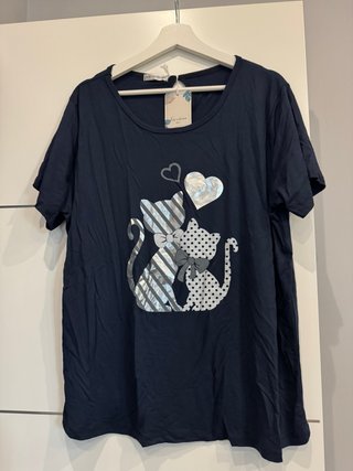 Camiseta azul con gatos y corazones plateados