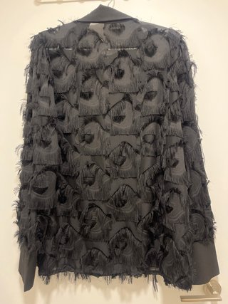 Camisa negra mujer con plumas y botones