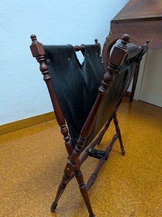 Revistero clásico madera torneada y piel