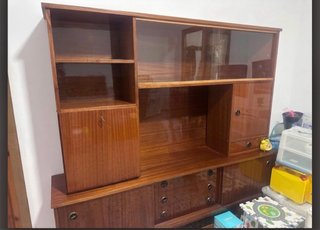 Mueble de madera y cristal marrón