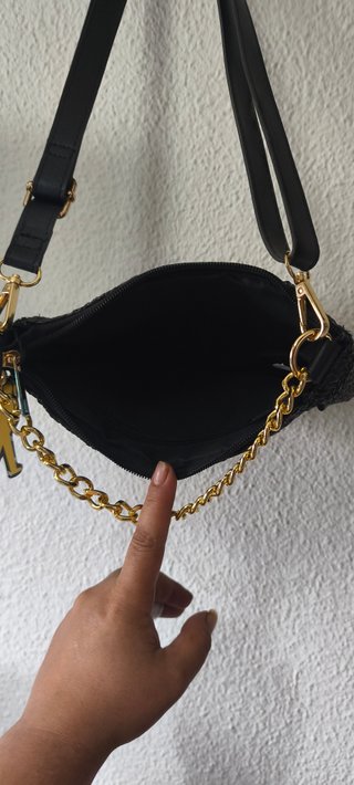 Bolso negro con cadena dorada
