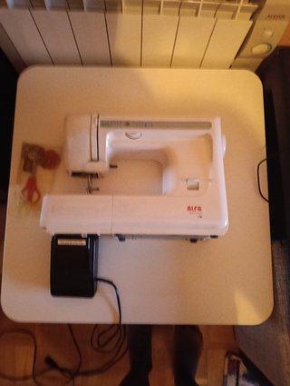 Máquina de Coser Eléctrica Blanca