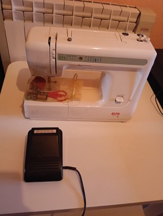 Máquina de Coser Eléctrica Blanca