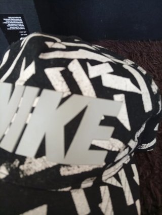 Gorra Nike Sportwear Negra y Blanca