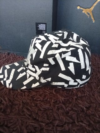 Gorra Nike Sportwear Negra y Blanca