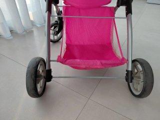Cochecito de muñecas rosa con muñeca Nenuco
