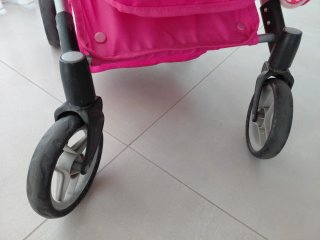 Cochecito de muñecas rosa con muñeca Nenuco