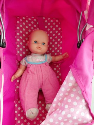 Cochecito de muñecas rosa con muñeca Nenuco