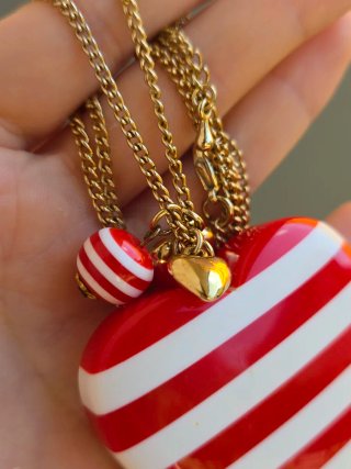 Collana lunga cuore a righe rosse e bianche
