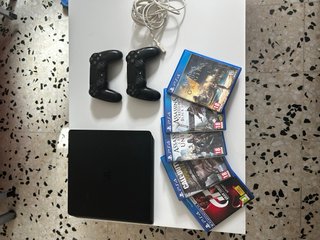 PS4 Slim Negra + 2 Mandos + 5 Juegos