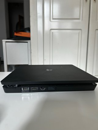 PS4 Slim Negra + 2 Mandos + 5 Juegos