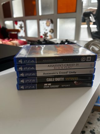 PS4 Slim Negra + 2 Mandos + 5 Juegos