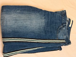 Pantalón vaquero chica con raya de color  lateral