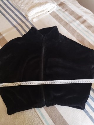 Bomber corta de pelo negro