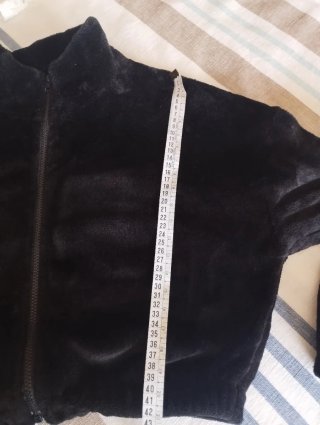 Bomber corta de pelo negro