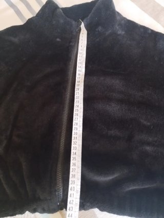 Bomber corta de pelo negro