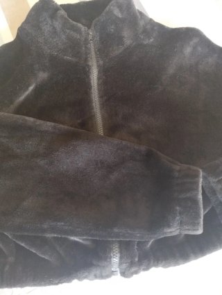 Bomber corta de pelo negro