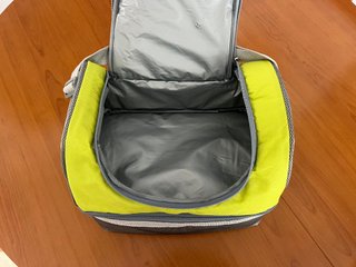Nevera de playa verde con dos compartimentos