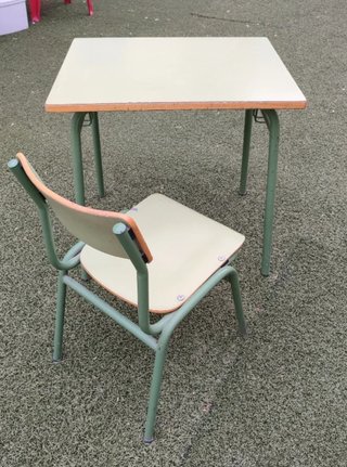 Pupitre y silla escolar verde