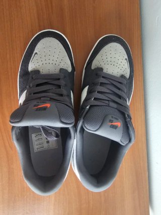 Zapatillas Nike grises y blancas